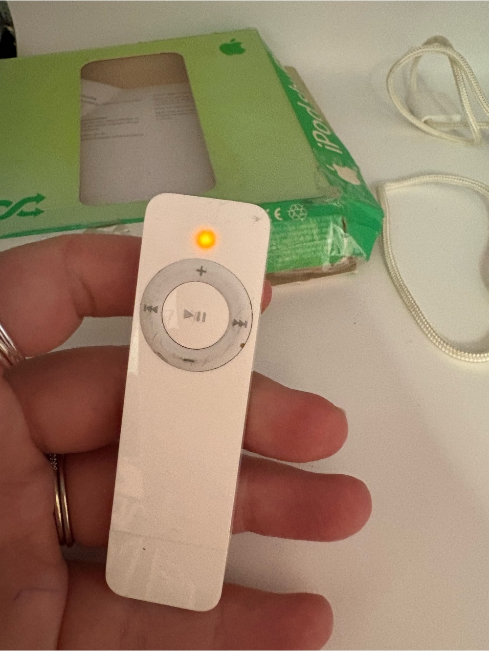 Apple White iPod‎ Shuffle (1st Gen) with White Lanyard Original Box Charges - Picture 4 of 6